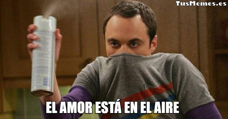 Meme Sheldon Cooper con spray en la mano - El amor está en el aire