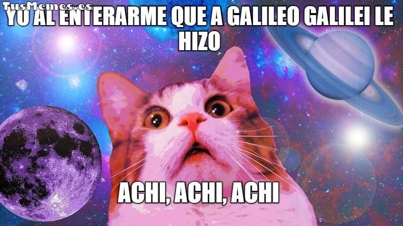 Meme Gato mirando la galaxia - Yo al enterarme que a Galileo Galilei Le hizo - ACHI, ACHI, ACHI