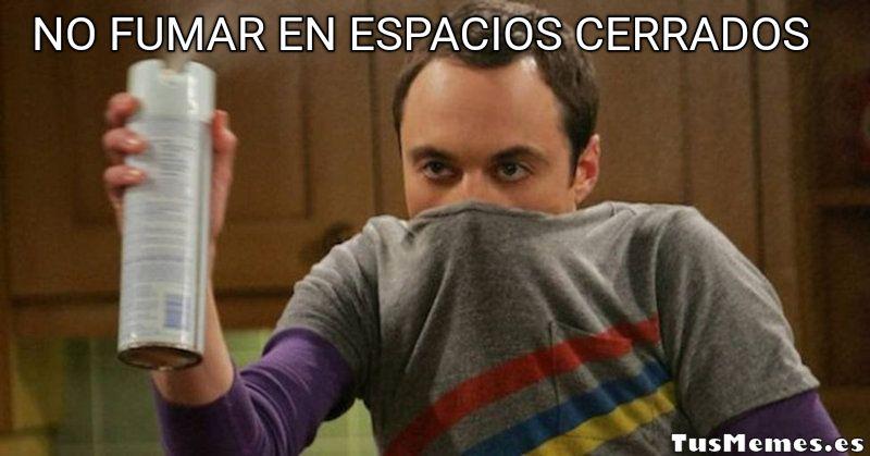 Meme Sheldon Cooper con spray en la mano - No fumar en espacios cerrados