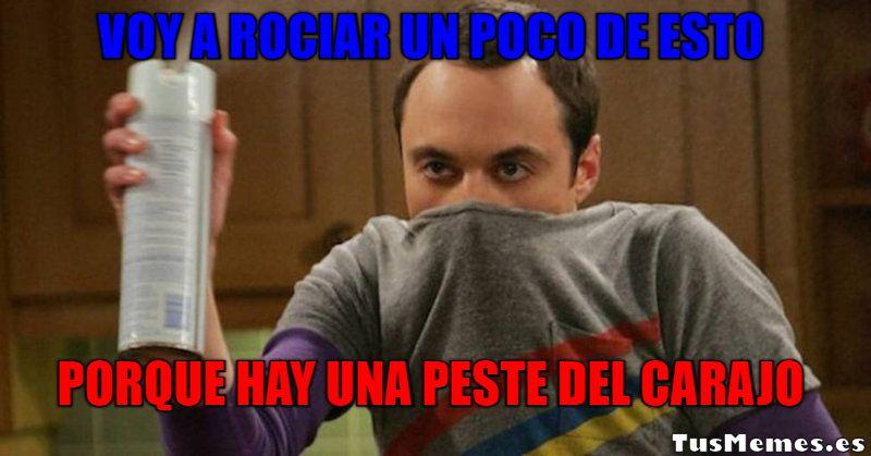 Meme Sheldon Cooper con spray en la mano - VOY A ROCIAR UN POCO DE ESTO - PORQUE HAY UNA PESTE DEL CARAJO